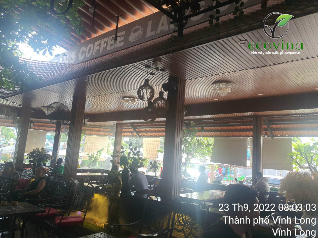 Ecovina sản xuất tấm ốp gỗ nhựa EWOOD - Thi công ốp quán coffee tại Vĩnh Long